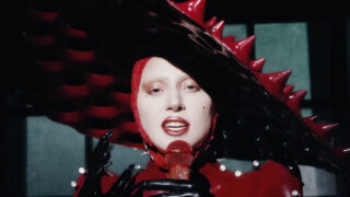 レディー・ガガ、新曲「アブラカダブラ」をグラミー賞授賞式の生放送中